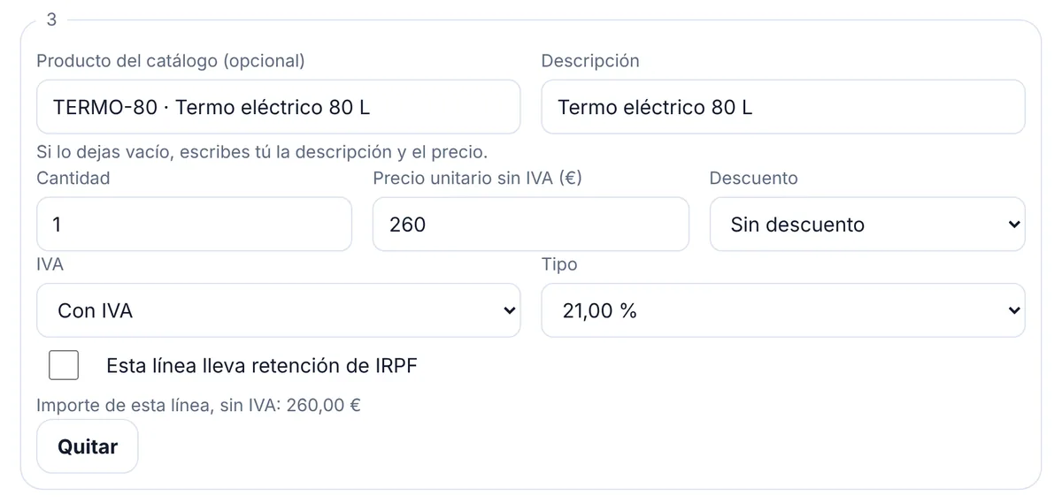 Una línea del presupuesto con el producto TERMO-80, termo eléctrico de 80 litros, elegido del catálogo: la descripción, el precio de 260 € sin IVA y el IVA del 21 % ya están rellenos, y la casilla de retención de IRPF está sin marcar.
