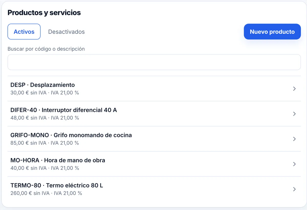 La lista de productos y servicios de Instalaciones Ejemplo SL: desplazamiento 30 €, interruptor diferencial de 40 A 48 €, grifo monomando de cocina 85 €, hora de mano de obra 40 € y termo eléctrico de 80 litros 260 €, todos sin IVA y con IVA del 21 %.